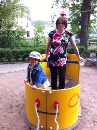 Hier sind Mama und Sarah bei Bootfahren auf dem Spielplatz in Zw&ouml;nitz unterwegs.